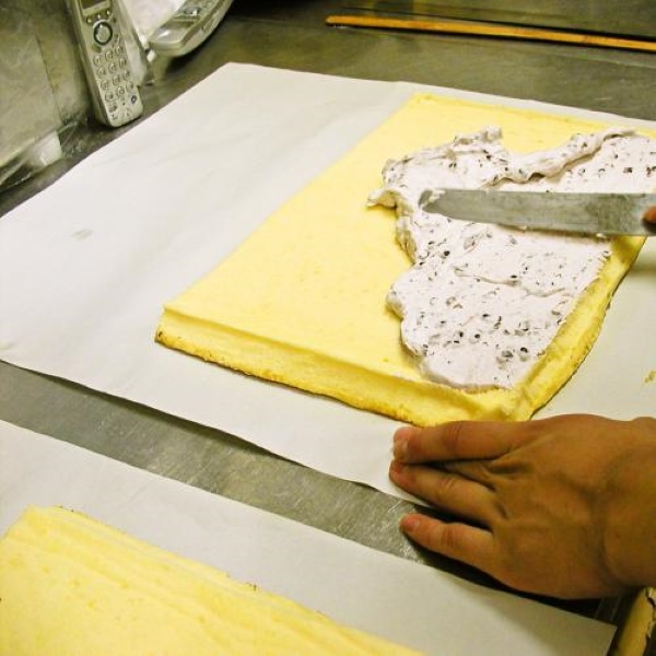 超ふわふわスフレ生地で巻いた　ここだけのコーヒーわらび餅入りロールケーキ　冷凍便でお届け